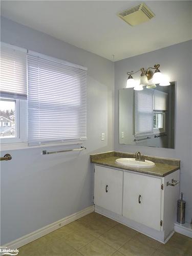 28 Fox Run, Barrie, ON - Indoor Photo Showing Bathroom