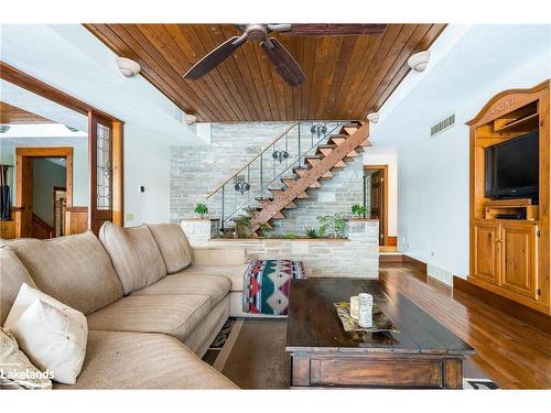 8471 21/22 Nottawasaga Side Road, Duntroon, ON - Indoor Photo Showing Living Room