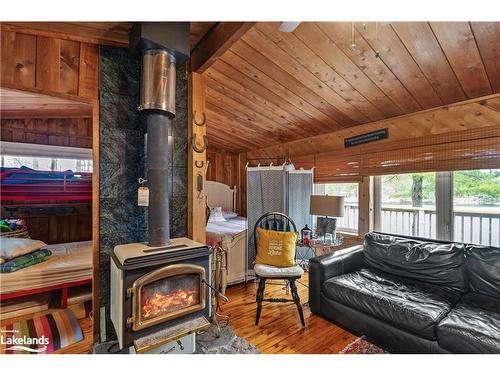 8806 Go Home Lake Shore, Georgian Bay Twp, ON - Indoor Photo Showing Living Room