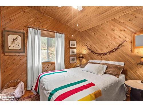 8806 Go Home Lake Shore, Georgian Bay Twp, ON - Indoor Photo Showing Bedroom