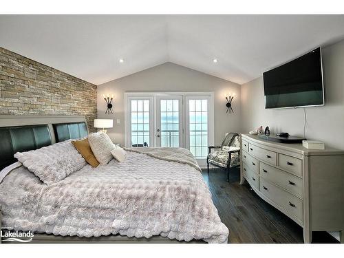 5-209707 26 Highway, The Blue Mountains, ON - Indoor Photo Showing Bedroom