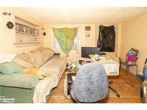 35 Copeland Street, Burk'S Falls, ON - Indoor Photo Showing Living Room