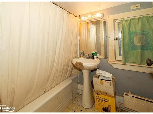 35 Copeland Street, Burk'S Falls, ON - Indoor Photo Showing Bathroom
