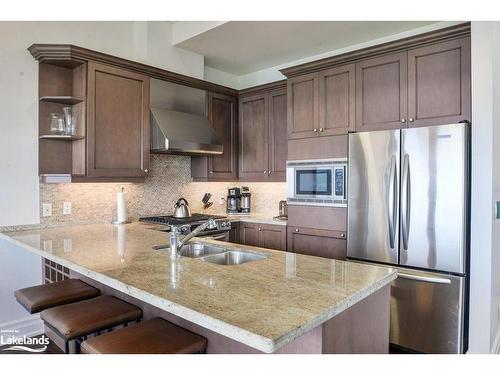 T202 (B2/C1)-1869 Muskoka Road 118 W, Muskoka Lakes, ON - Indoor Photo Showing Kitchen With Double Sink With Upgraded Kitchen