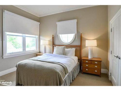 T202 (B2/C1)-1869 Muskoka Road 118 W, Muskoka Lakes, ON - Indoor Photo Showing Bedroom