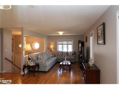 117 62Nd Street S, Wasaga Beach, ON - Indoor Photo Showing Living Room