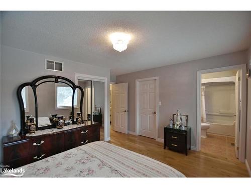 117 62Nd Street S, Wasaga Beach, ON - Indoor Photo Showing Bedroom