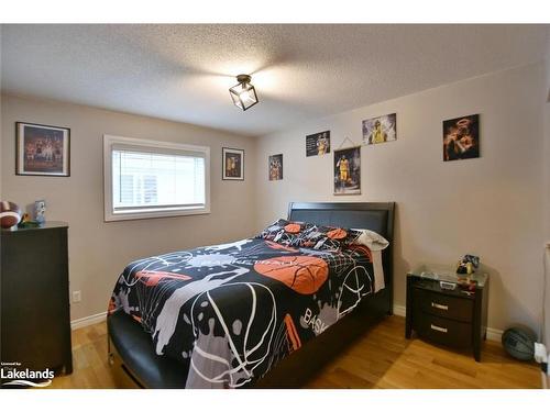 117 62Nd Street S, Wasaga Beach, ON - Indoor Photo Showing Bedroom