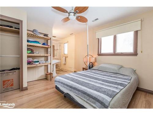 2695 Old Barrie Road E, Oro-Medonte, ON - Indoor Photo Showing Bedroom