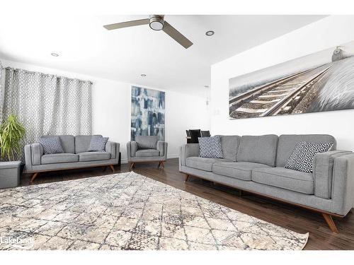 309 Syples Street, Burk'S Falls, ON - Indoor Photo Showing Living Room