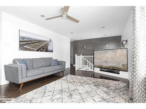 309 Syples Street, Burk'S Falls, ON - Indoor Photo Showing Living Room