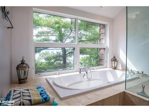 1096 Eilean Gowan Island, Bracebridge, ON - Indoor Photo Showing Bathroom