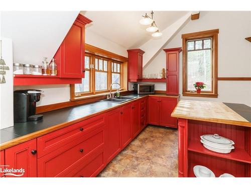 3351 Old Muskoka Road, Utterson, ON - Indoor Photo Showing Kitchen With Double Sink