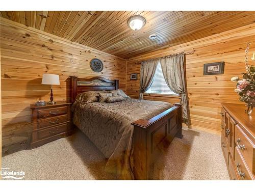 44 Cabin Crescent, Wasaga Beach, ON - Indoor Photo Showing Bedroom