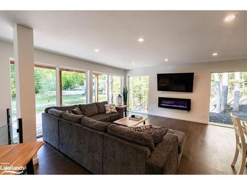 43 Glendale Road, Bracebridge, ON - Indoor Photo Showing Living Room