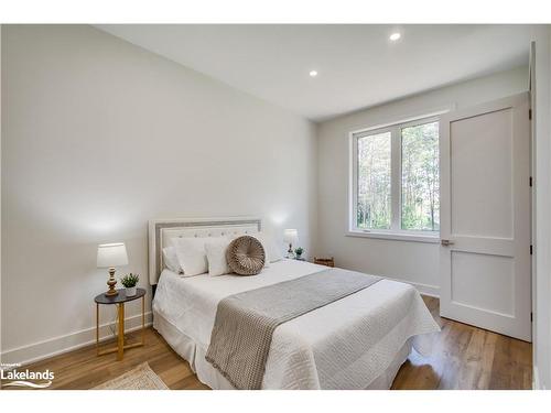 11 Lang Court, Sundridge, ON - Indoor Photo Showing Bedroom