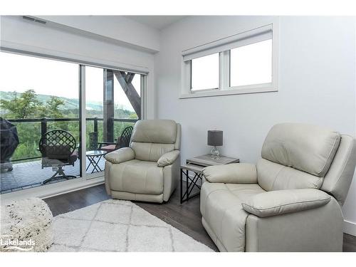 402-16 Beckwith Lane, The Blue Mountains, ON - Indoor Photo Showing Living Room