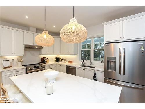 35 Linda Lane, Wasaga Beach, ON - Indoor Photo Showing Kitchen With Upgraded Kitchen