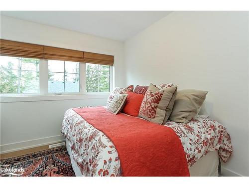 35 Linda Lane, Wasaga Beach, ON - Indoor Photo Showing Bedroom