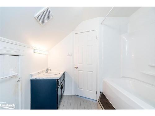 476 Yonge Street, Midland, ON - Indoor Photo Showing Bathroom