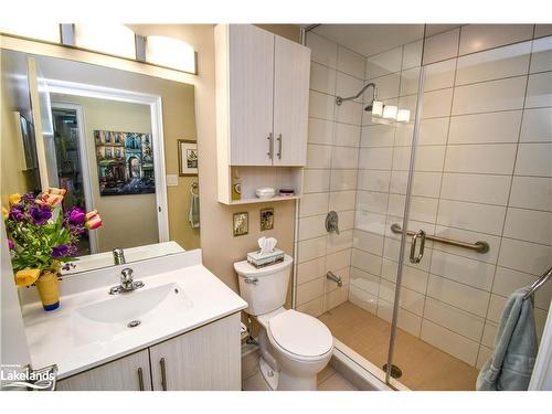 513-111 Worsley Street, Barrie, ON - Indoor Photo Showing Bathroom