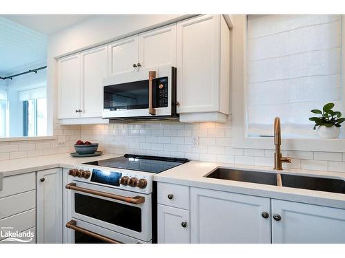 627 Johnston Park Avenue, Collingwood, ON - Indoor Photo Showing Kitchen With Double Sink