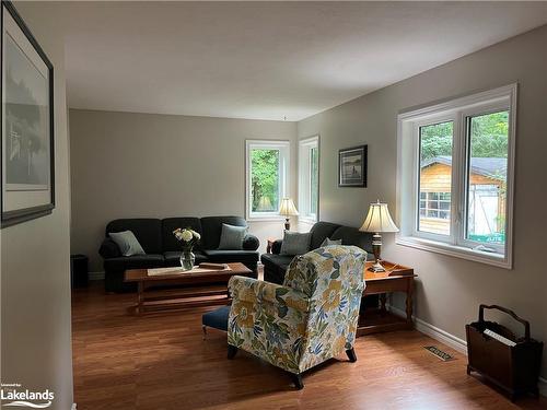 1035 Pebble Brook Lane, Algonquin Highlands, ON - Indoor Photo Showing Living Room