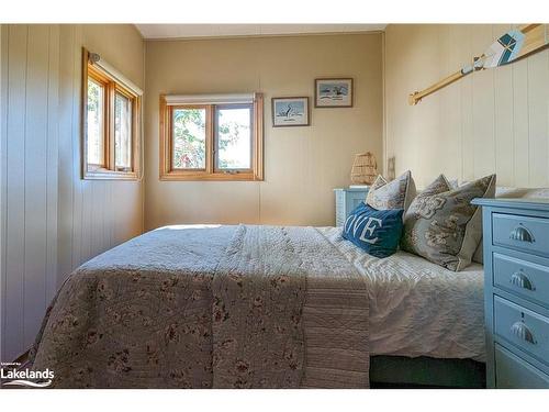 2 Island 1110, Honey Harbour, ON - Indoor Photo Showing Bedroom