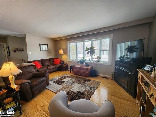 949 Hahne Drive, Gravenhurst, ON - Indoor Photo Showing Living Room With Fireplace