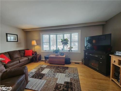 949 Hahne Drive, Gravenhurst, ON - Indoor Photo Showing Living Room With Fireplace
