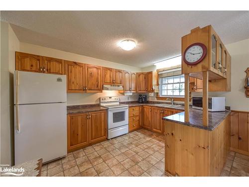 1743 Old Barrie Road, Orillia, ON - Indoor Photo Showing Kitchen