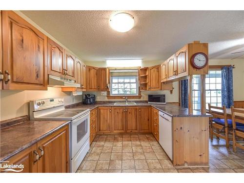 1743 Old Barrie Road, Orillia, ON - Indoor Photo Showing Kitchen