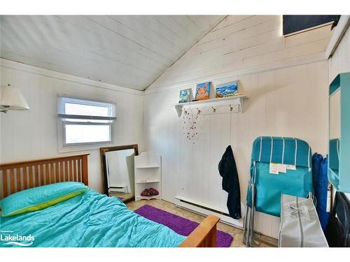 33 17Th Street N, Wasaga Beach, ON - Indoor Photo Showing Bedroom