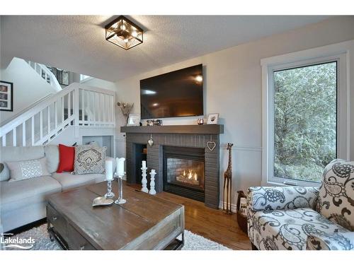 568 Oxbow Crescent, Collingwood, ON - Indoor Photo Showing Living Room With Fireplace