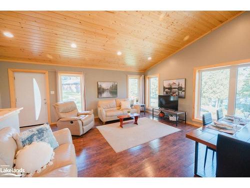 4574 Highway 11 N, Temagami, ON - Indoor Photo Showing Living Room