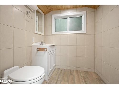 16 Mountain Basin, Mcdougall, ON - Indoor Photo Showing Bathroom