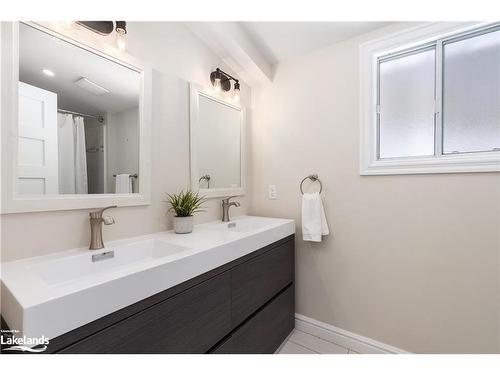 1517 Fox Point Road, Lake Of Bays (Twp), ON - Indoor Photo Showing Bathroom