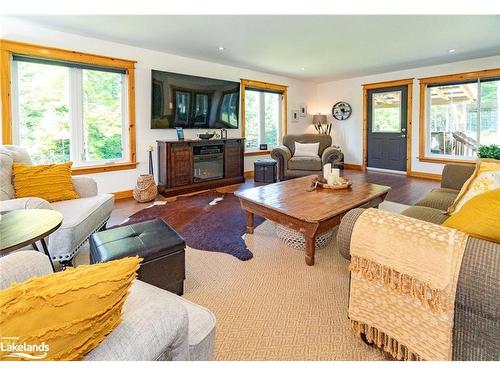 2072 Highway 520, Burk'S Falls, ON - Indoor Photo Showing Living Room