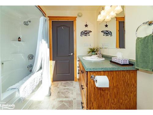 2072 Highway 520, Burk'S Falls, ON - Indoor Photo Showing Bathroom