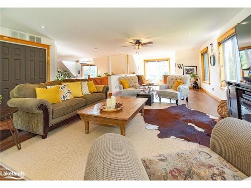 2072 Highway 520, Burk'S Falls, ON - Indoor Photo Showing Living Room