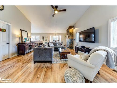339 Robinson Road, Wasaga Beach, ON - Indoor Photo Showing Living Room