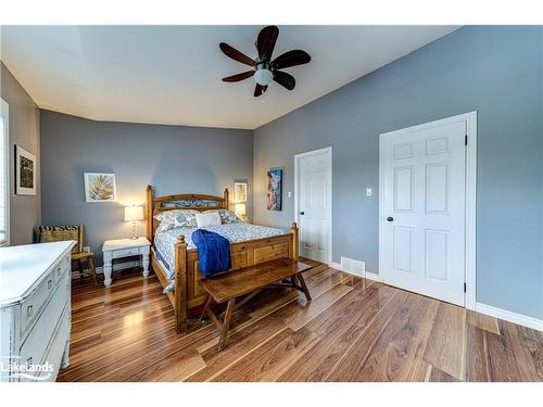 339 Robinson Road, Wasaga Beach, ON - Indoor Photo Showing Bedroom