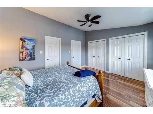 339 Robinson Road, Wasaga Beach, ON - Indoor Photo Showing Bedroom