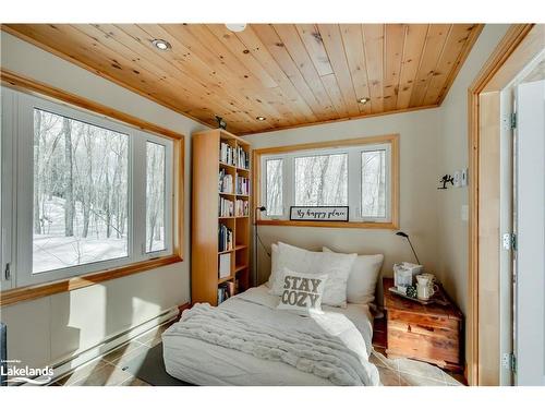 1245 Walker Lake Drive, Lake Of Bays Near Dwight, ON - Indoor Photo Showing Bedroom