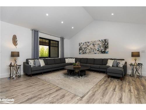 117 Leslie Street, Wasaga Beach, ON - Indoor Photo Showing Living Room