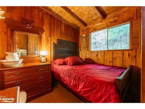 1208 Reg'S Trail, Dysart, ON - Indoor Photo Showing Bedroom