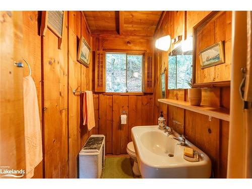 1208 Reg'S Trail, Dysart, ON - Indoor Photo Showing Bathroom