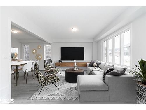 32 Nicort Road, Wasaga Beach, ON - Indoor Photo Showing Living Room