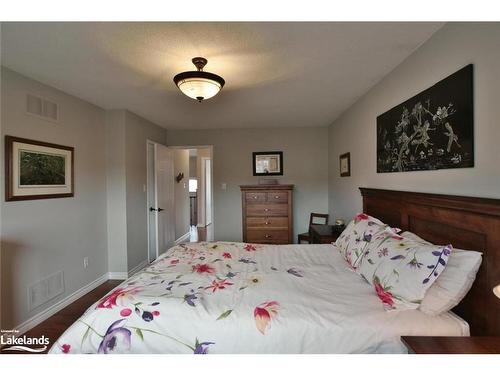 16 Acorn Crescent, Wasaga Beach, ON - Indoor Photo Showing Bedroom