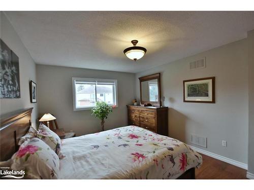 16 Acorn Crescent, Wasaga Beach, ON - Indoor Photo Showing Bedroom